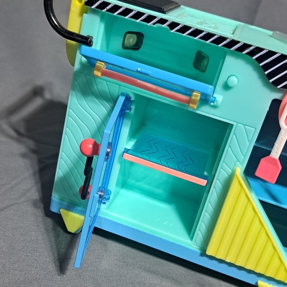 L.O.L Surprise! O.M.G. To-Go Diner Playset w/ Serving Utensils LIGHTS UP - Picture 2 of 5